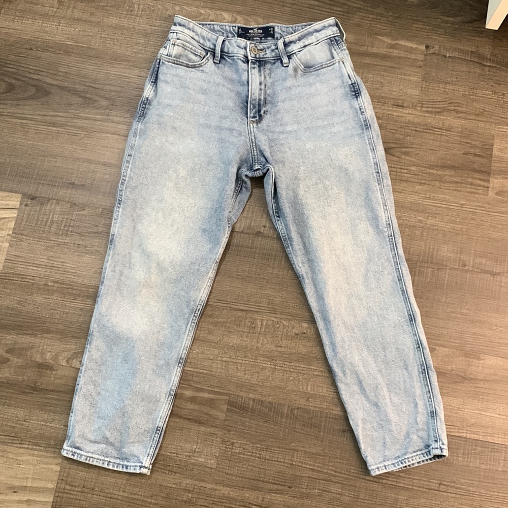 Holister Curvy High-Rise mom jeans